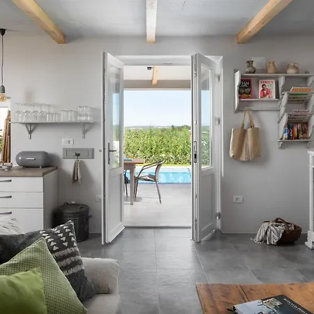 Stunning In With Outdoor Swimming Pool, Wifi And 3 Bedrooms *