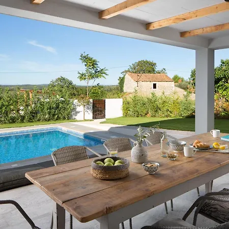 Stunning In With Outdoor Swimming Pool, Wifi And 3 Bedrooms וילה