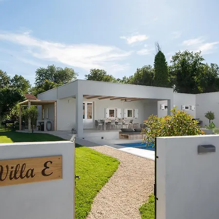 Stunning In With Outdoor Swimming Pool, Wifi And 3 Bedrooms *