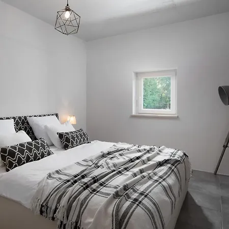 Villa Stunning In With Outdoor Swimming Pool, Wifi And 3 Bedrooms *