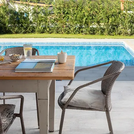 Stunning In With Outdoor Swimming Pool, Wifi And 3 Bedrooms Villa *