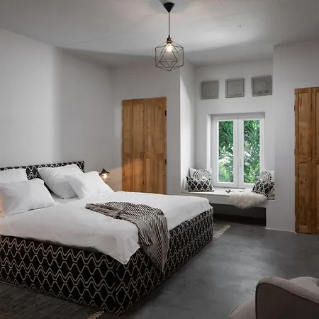 Villa Stunning In With Outdoor Swimming Pool, Wifi And 3 Bedrooms *