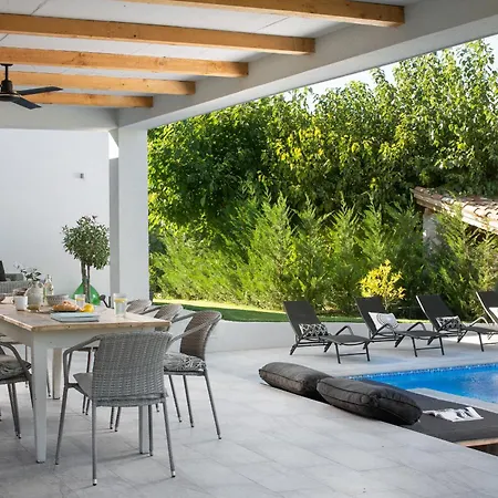 Stunning In With Outdoor Swimming Pool, Wifi And 3 Bedrooms *